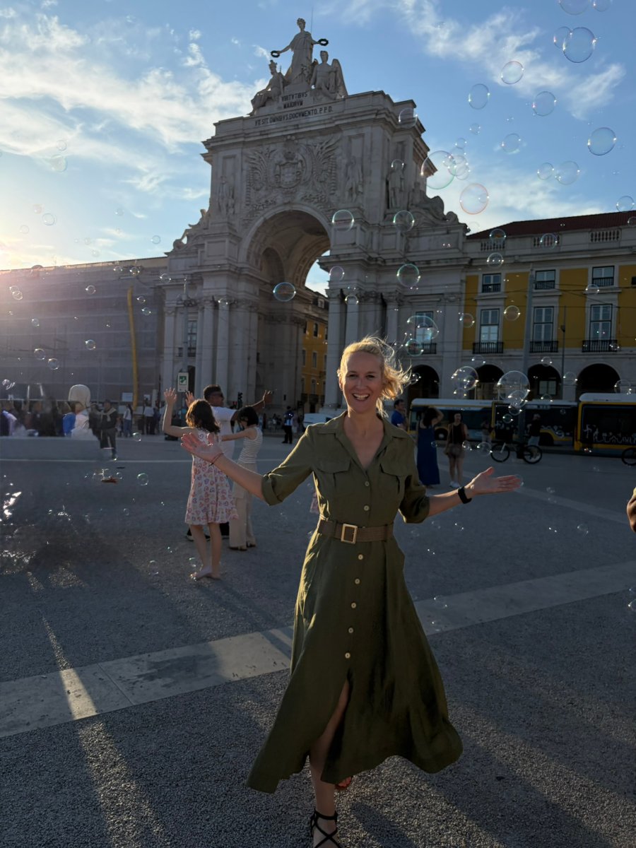 Dana Sachs auf der Praça do Comércio in Lissabon